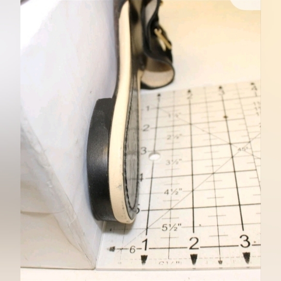 Sale Gucci Slides Womens Size 8.5 B Embossed Leather Buckle Sandals Italy Shoes - Picture 14 of 16